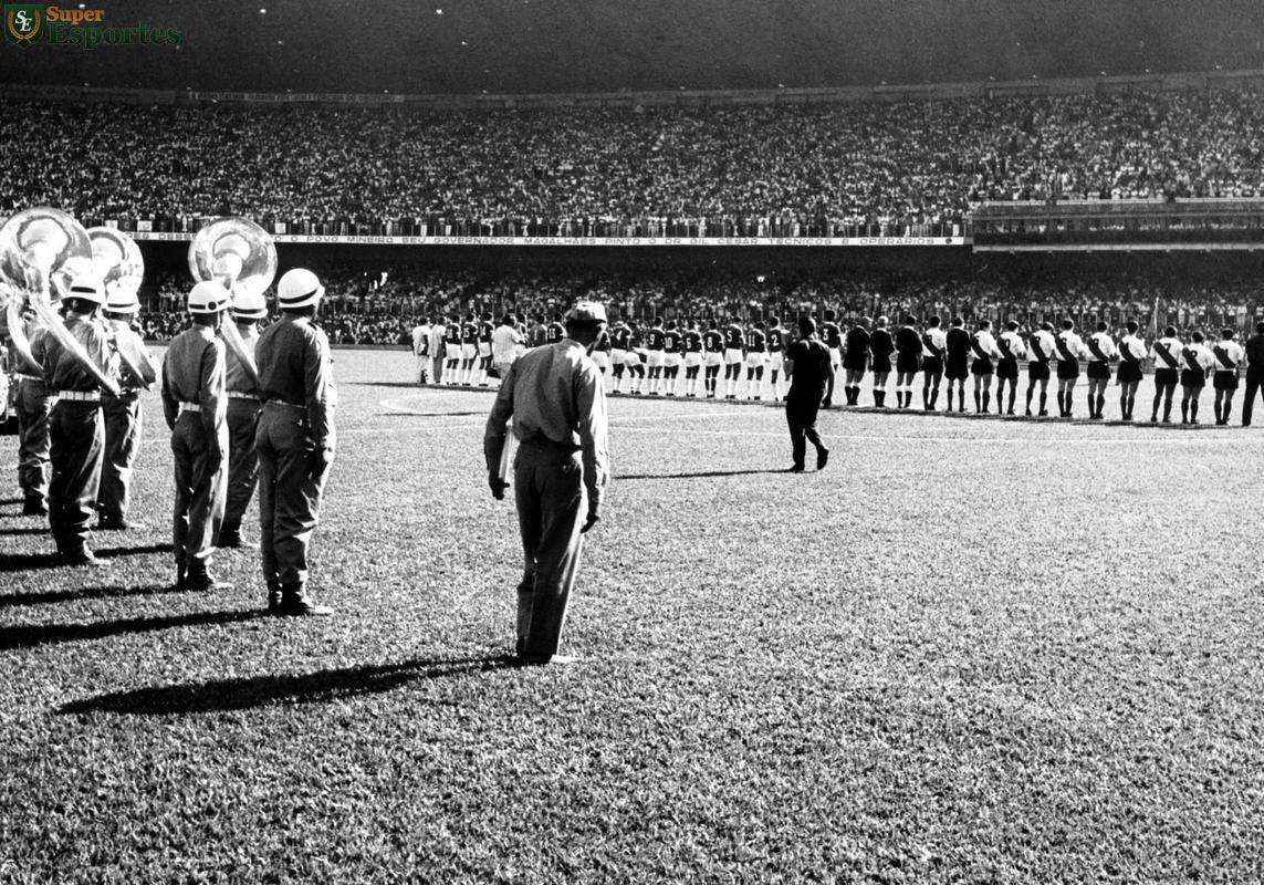 Imagens exclusivas do arquivo do jornal Estado de Minas da partida inaugural do Mineiro, realizada em 5 de setembro de 1965, com vitria da Seleo Mineira por 1 a 0 sobre o River Plate da Argentina. Gol de Bugl. Imagem reproduz execuo dos hinos nacionais