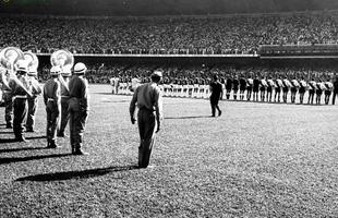 Imagens exclusivas do arquivo do jornal Estado de Minas da partida inaugural do Mineiro, realizada em 5 de setembro de 1965, com vitria da Seleo Mineira por 1 a 0 sobre o River Plate da Argentina. Gol de Bugl. Imagem reproduz execuo dos hinos nacionais