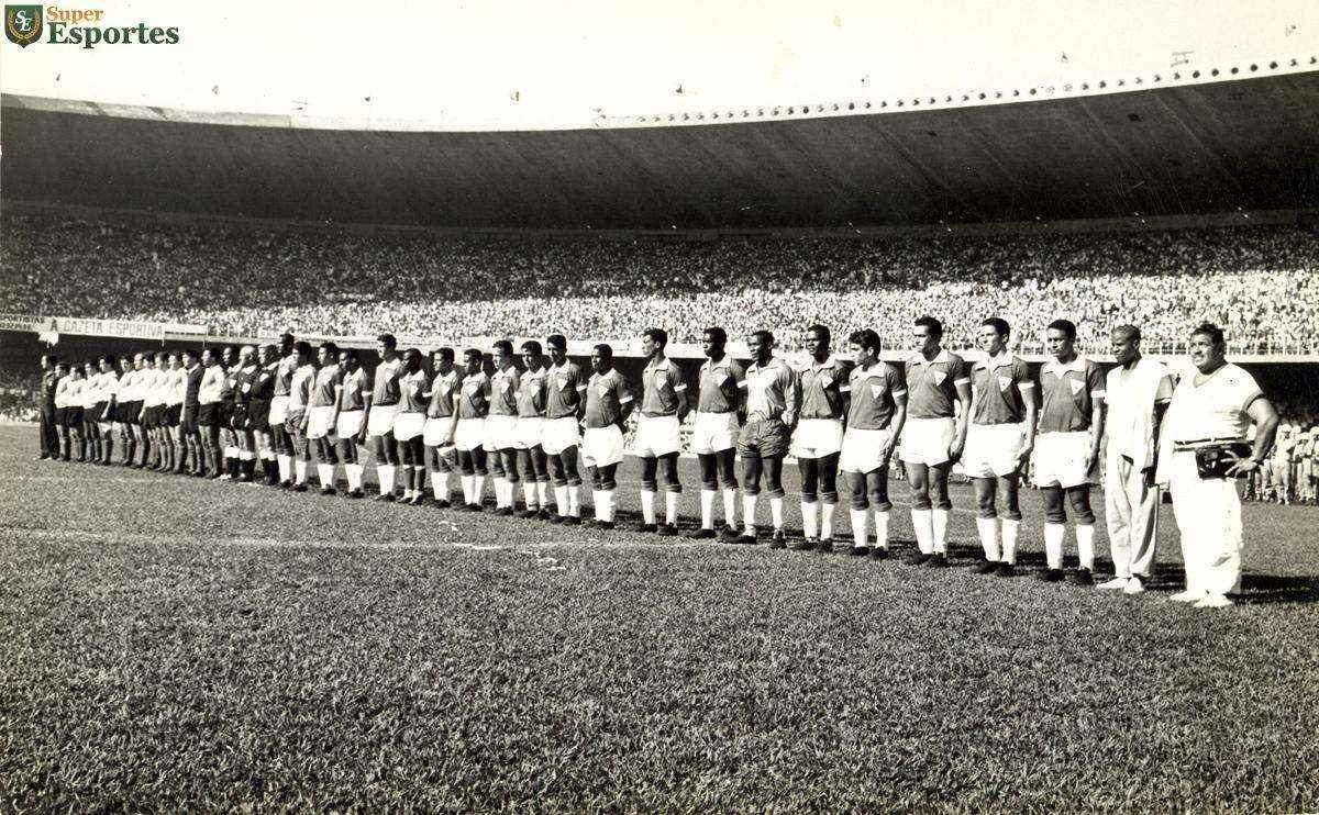 Imagens exclusivas do arquivo do jornal Estado de Minas da partida inaugural do Mineiro, realizada em 5 de setembro de 1965, com vitria da Seleo Mineira por 1 a 0 sobre o River Plate da Argentina. Gol de Bugl.