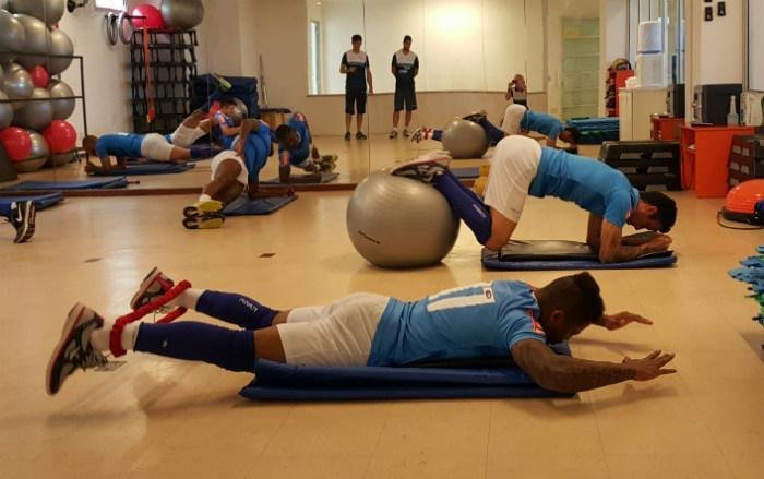 Aps derrota para o Palmeiras, na Copa do Brasil, equipe se prepara para partida contra o Corinthians, pelo Campeonato Brasileiro