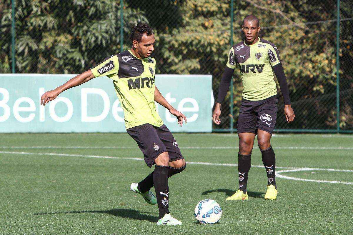 O lateral-esquerdo Mansur foi apresentado nesta quinta na Cidade do Galo