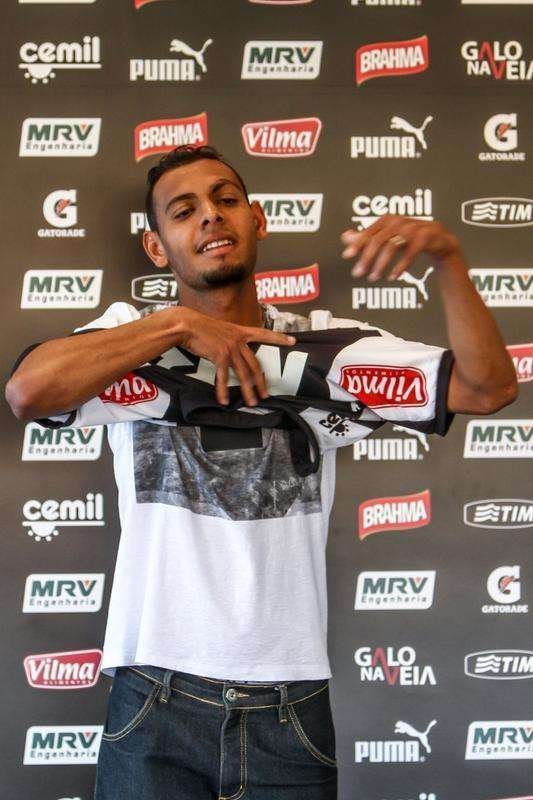 O lateral-esquerdo Mansur foi apresentado nesta quinta na Cidade do Galo