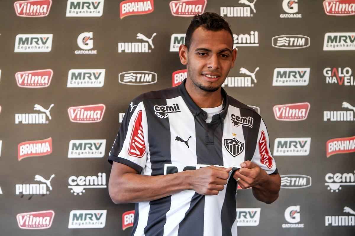 O lateral-esquerdo Mansur foi apresentado nesta quinta na Cidade do Galo