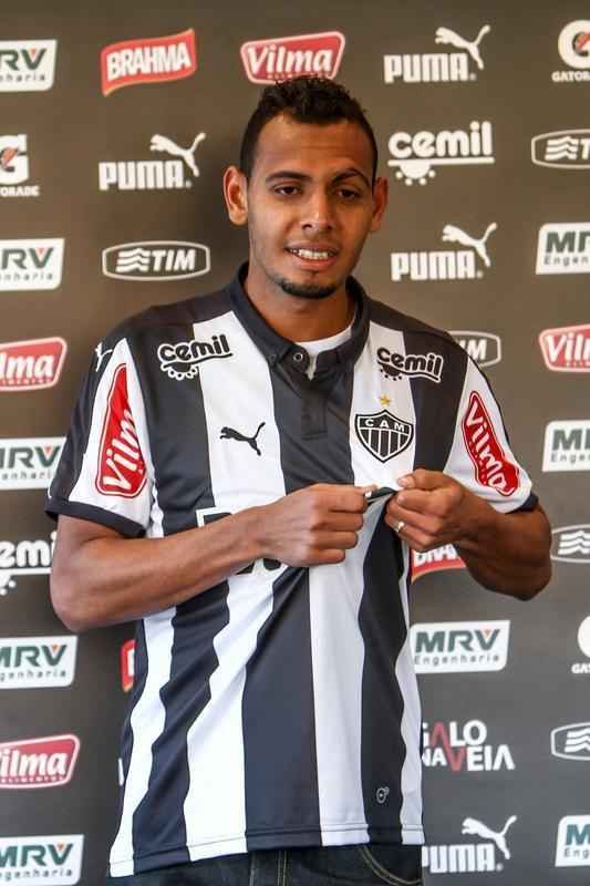 O lateral-esquerdo Mansur foi apresentado nesta quinta na Cidade do Galo