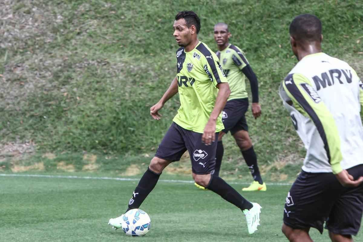 O lateral-esquerdo Mansur foi apresentado nesta quinta na Cidade do Galo