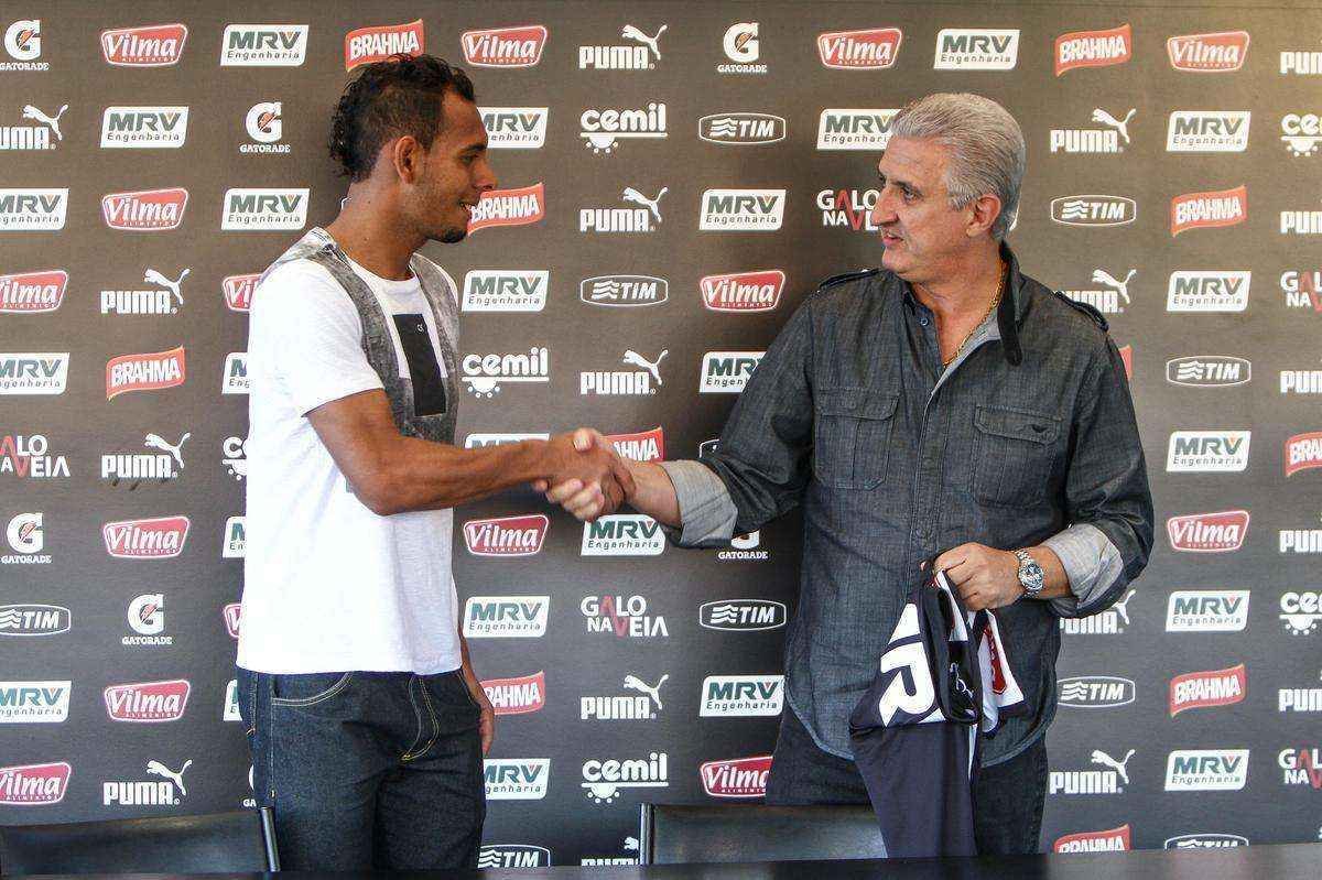 O lateral-esquerdo Mansur foi apresentado nesta quinta na Cidade do Galo