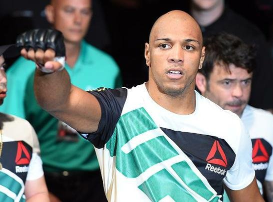 Também no card preliminar, Marcos Pezão foi finalizado por Nikita Krylov no primeiro round