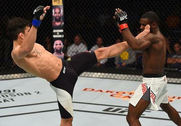 Felipe Sertanejo finalizou Yves Jabouin e garantiu única vitória brasileira no card preliminar em Saskatoon