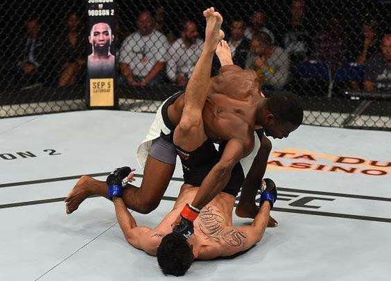 Felipe Sertanejo finalizou Yves Jabouin e garantiu única vitória brasileira no card preliminar em Saskatoon