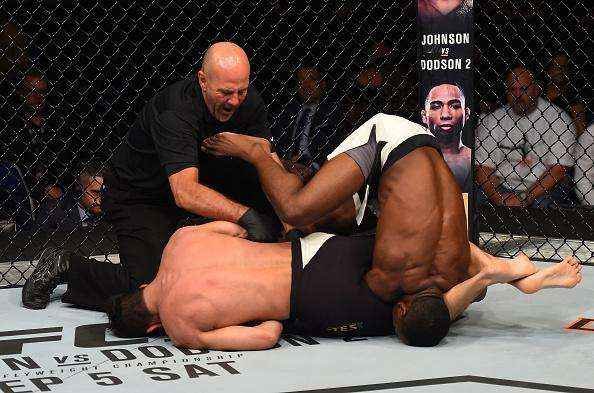 Felipe Sertanejo finalizou Yves Jabouin e garantiu única vitória brasileira no card preliminar em Saskatoon