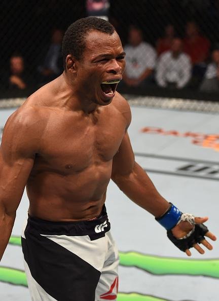 No card principal, Francisco Massaranduba bateu Chad Laprise, por nocaute tcnico, no primeiro round