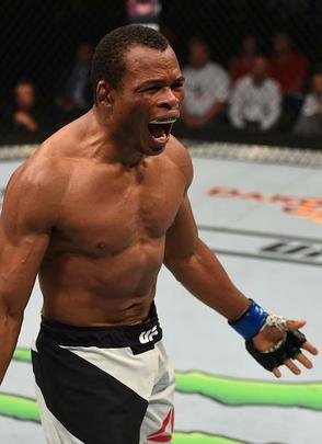 No card principal, Francisco Massaranduba bateu Chad Laprise, por nocaute técnico, no primeiro round