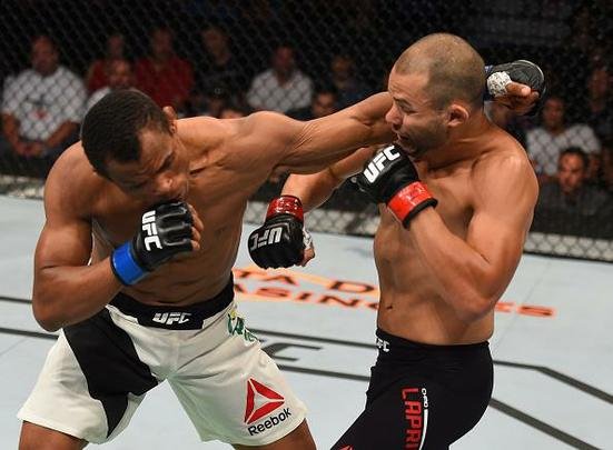 No card principal, Francisco Massaranduba bateu Chad Laprise, por nocaute técnico, no primeiro round