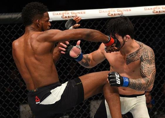 Na luta coprincipal da noite, Erick Silva decepcionou diante de Neil Magny e foi derrotado por decisão dividida