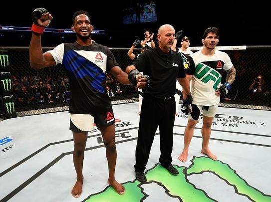 Na luta coprincipal da noite, Erick Silva decepcionou diante de Neil Magny e foi derrotado por decisão dividida