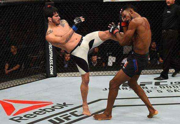 Na luta coprincipal da noite, Erick Silva decepcionou diante de Neil Magny e foi derrotado por decisão dividida