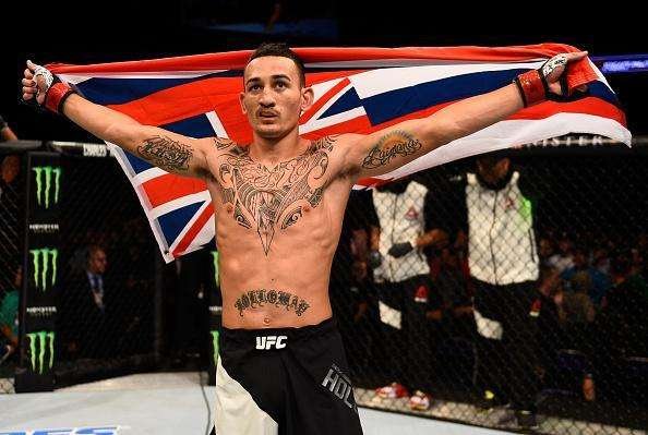 Na luta principal da noite, Charles do Bronx sofreu lesão nos primeiros minutos e precisou desistir do combate contra Max Holloway, declarado vencedor por nocaute técnico