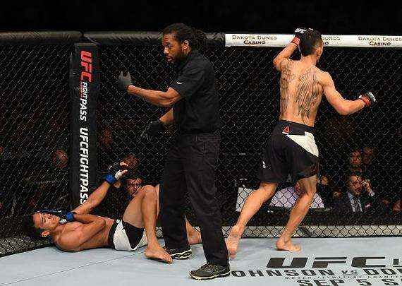 Na luta principal da noite, Charles do Bronx sofreu lesão nos primeiros minutos e precisou desistir do combate contra Max Holloway, declarado vencedor por nocaute técnico