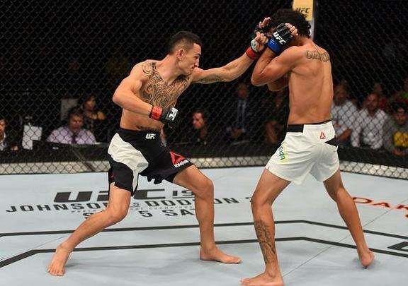 Na luta principal da noite, Charles do Bronx sofreu lesão nos primeiros minutos e precisou desistir do combate contra Max Holloway, declarado vencedor por nocaute técnico