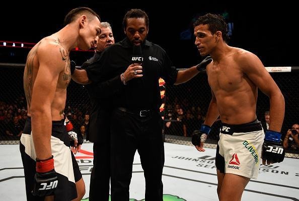 Na luta principal da noite, Charles do Bronx sofreu lesão nos primeiros minutos e precisou desistir do combate contra Max Holloway, declarado vencedor por nocaute técnico