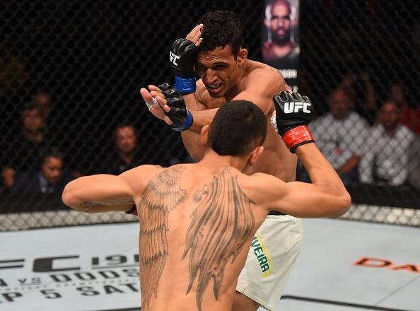 Na luta principal da noite, Charles do Bronx sofreu leso nos primeiros minutos  e precisou desistir do combate contra Max Holloway, declarado vencedor por nocaute tcnico