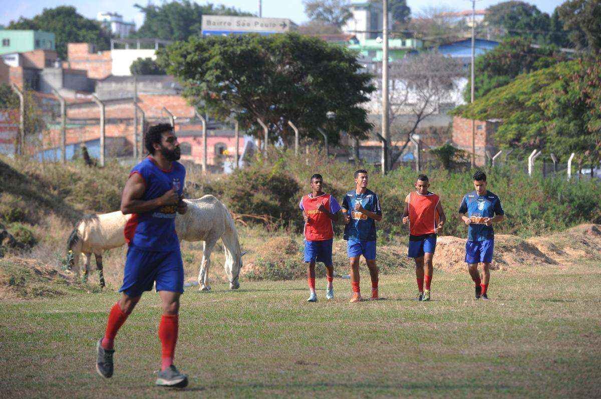 Jogadores fazem o tradicional trote ao lado de um cavalo