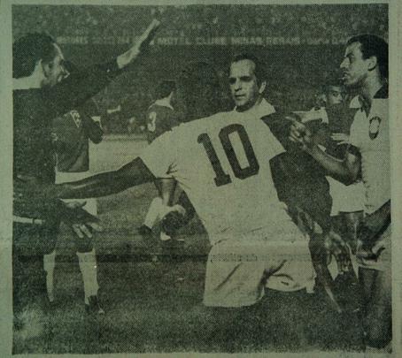 Pelé no duelo contra o Cruzeiro pela final da Taça Brasil de 1966. Time celeste venceu por 6 a 2