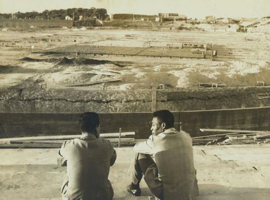 Pelé em visita às obras de construção do Mineirão, com Zito, do Santos, em 1963