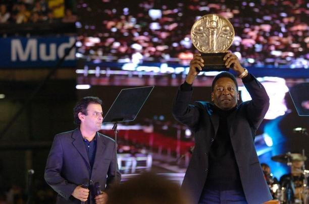 Pel foi homenageado pelo ento governador de Minas, Acio Neves, no dia em que colocou os ps na Calada da Fama do velho Mineiro