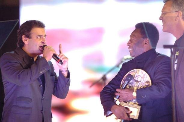 Pel foi homenageado pelo ento governador de Minas, Acio Neves, no dia em que colocou os ps na Calada da Fama do velho Mineiro