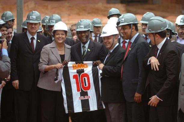 Em 2011, Pel visitou as obras de modernizao do Mineiro na companhia da presidente Dilma Rousseff
