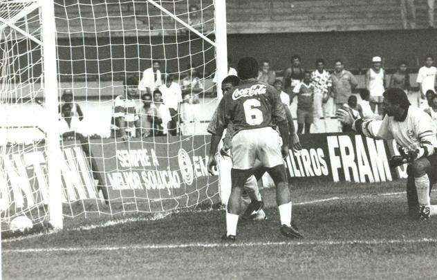 Gol inusitado sobre o goleiro Rodolfo Rodríguez, do Bahia, no Campeonato Brasileiro de 1993.