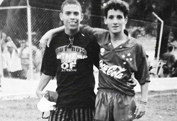 Ronaldo ao lado do jogador Belletti nas divisões de base do Cruzeiro, em 1993