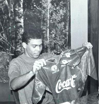 Ronaldo se mostra orgulhoso ao ver a camisa do Cruzeiro, e 1993, antes de se tornar Fenômeno