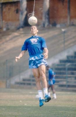 Ronaldo durante treino de cabeceios na Toca da Raposa I, centro de treinamento do Cruzeiro