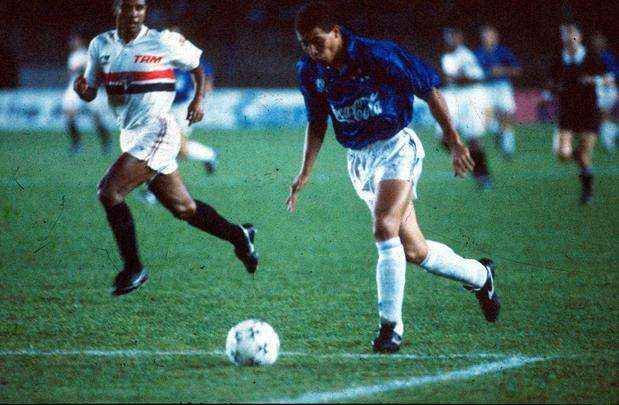 Ronaldo em ação durante jogo entre Cruzeiro e São Paulo em 1993