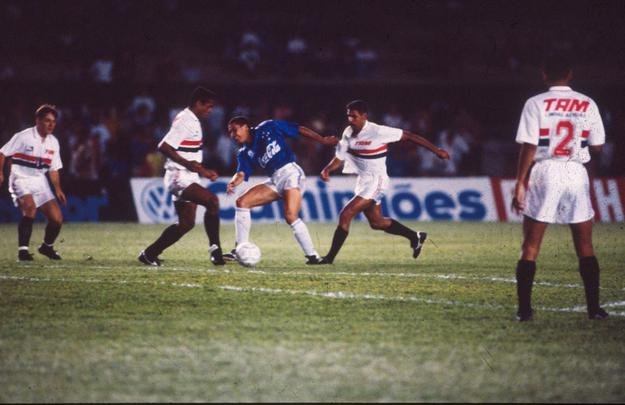 Ronaldo em ação durante jogo entre Cruzeiro e São Paulo em 1993