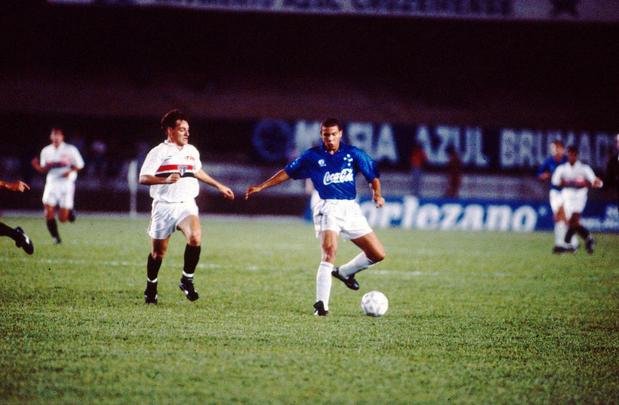 Ronaldo em ação durante jogo entre Cruzeiro e São Paulo em 1993