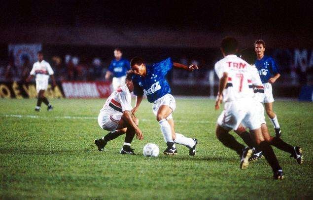 Ronaldo em ação durante jogo entre Cruzeiro e São Paulo em 1993