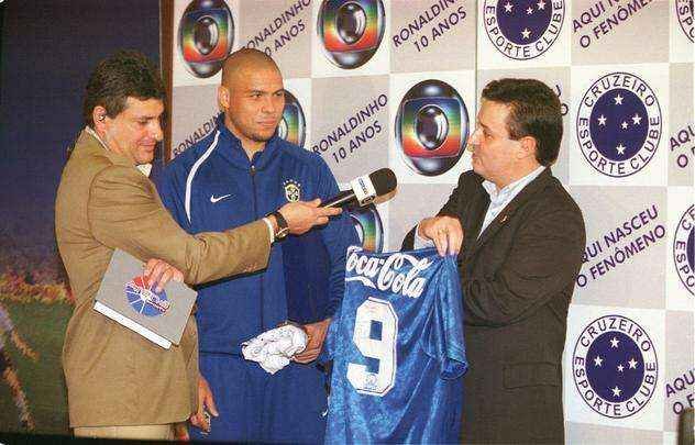 Em maio de 1994, Ronaldo recebe camisa do Cruzeiro do então presidente Alvimar de Oliveira Costa