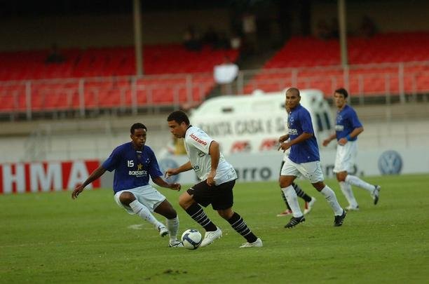 19/07/2009 - Ronaldo coloca os pés na Calçada da Fama, do Mineirão, antes do jogo entre Corinthians e Cruzeiro. Ele é homenageado na mesma ocasião pelo então presidente cruzeirense Zezé Perrella