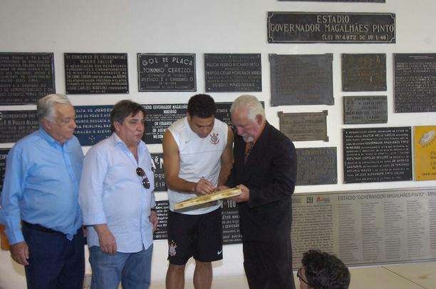 19/07/2009 - Ronaldo coloca os pés na Calçada da Fama, do Mineirão, antes do jogo entre Corinthians e Cruzeiro. Ele é homenageado na mesma ocasião pelo então presidente cruzeirense Zezé Perrella