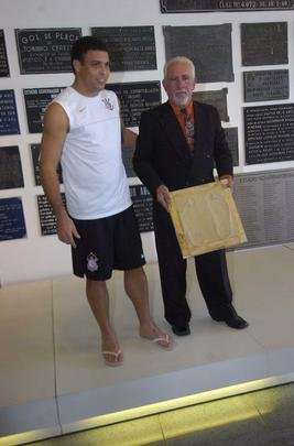 19/07/2009 - Ronaldo coloca os pés na Calçada da Fama, do Mineirão, antes do jogo entre Corinthians e Cruzeiro. Ele é homenageado na mesma ocasião pelo então presidente cruzeirense Zezé Perrella