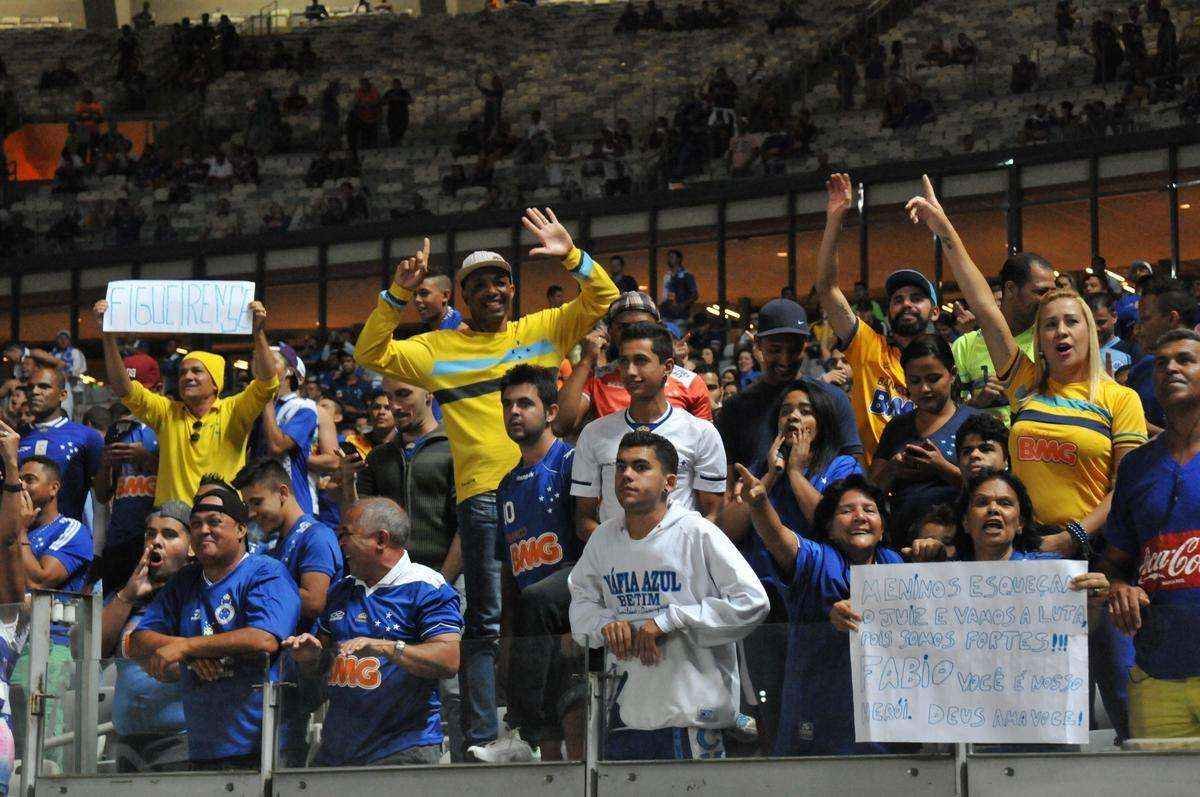 Torcedores levaram cartazes ao Mineiro para protestar contra gafe cometida pelo diretor Isaas Tinoco