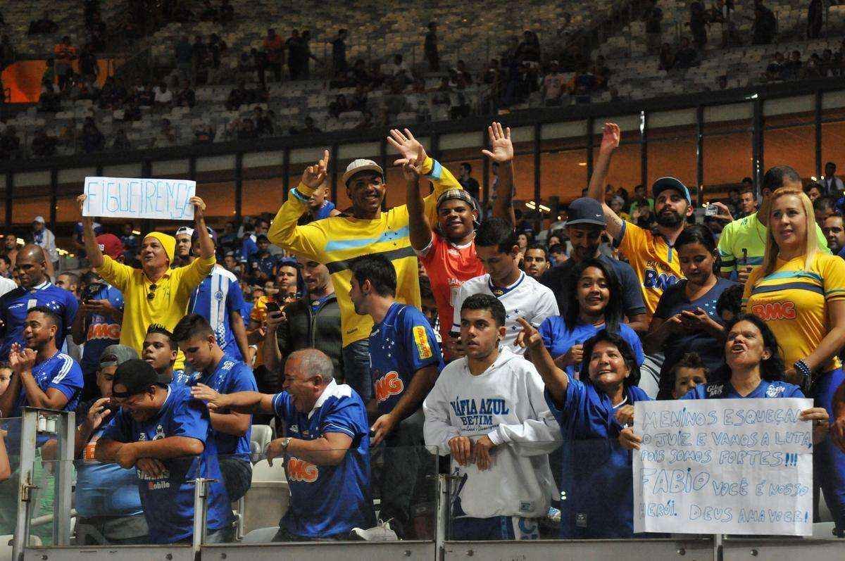 Alm dos cartazes de protesto, torcedores tambm levaram palavras de incentivo  equipe