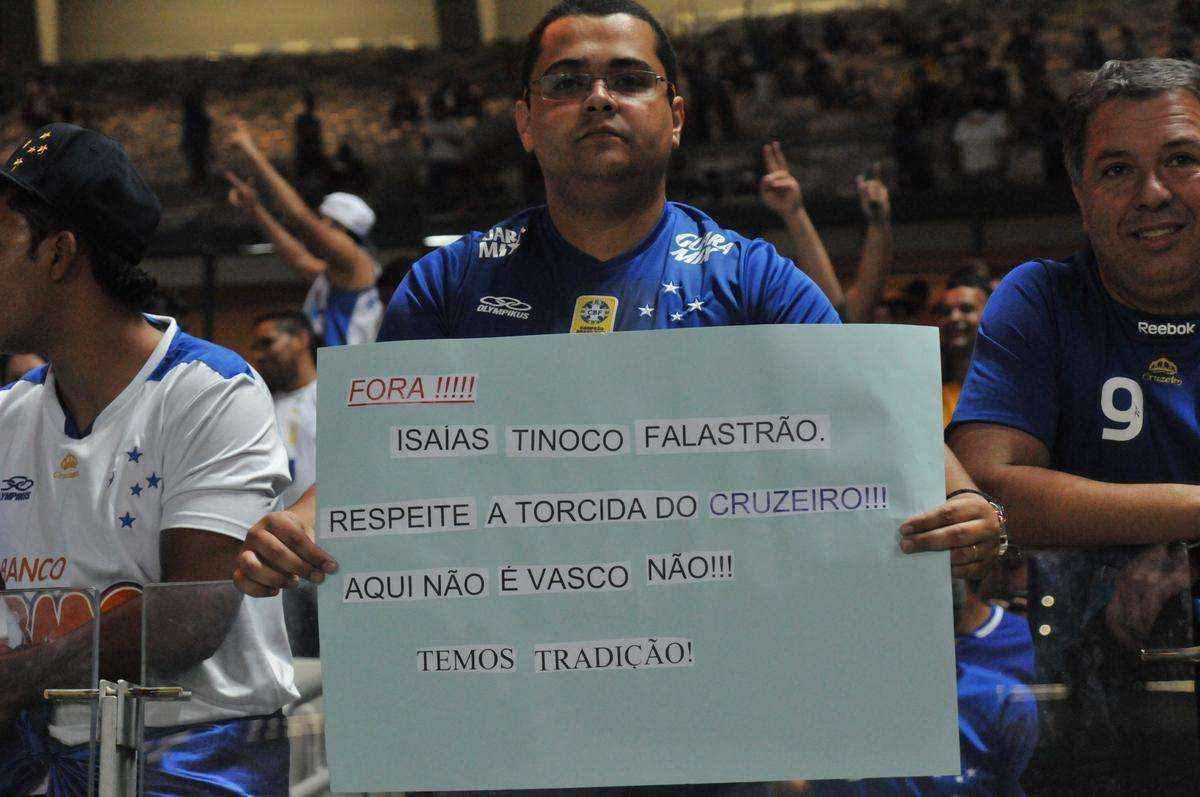 Torcedores levaram cartazes ao Mineiro para protestar contra gafe cometida pelo diretor Isaas Tinoco