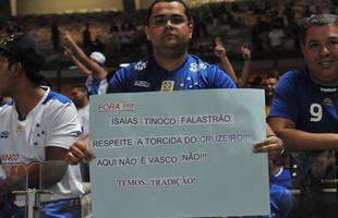 Torcedores levaram cartazes ao Mineiro para protestar contra gafe cometida pelo diretor Isaas Tinoco