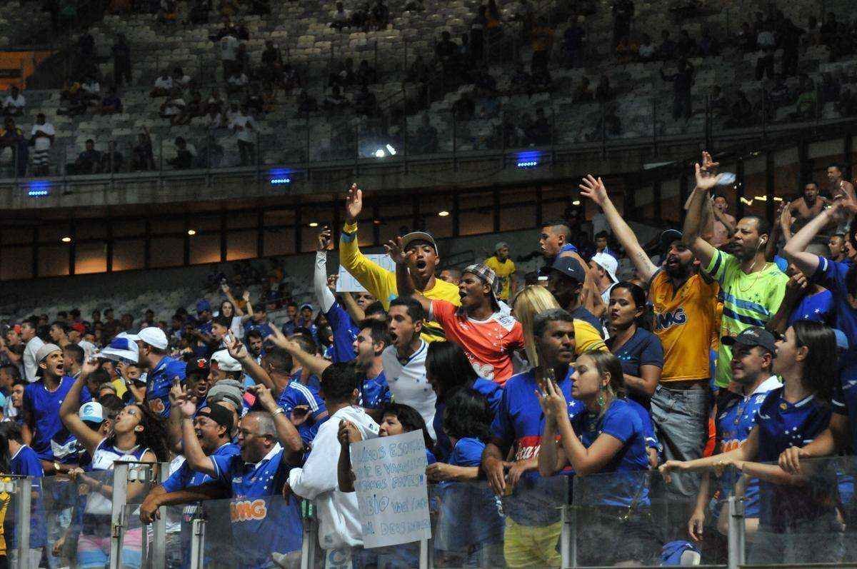 Torcida do Cruzeiro incentiva equipe na busca por uma vaga nas quartas de final da Copa do Brasil