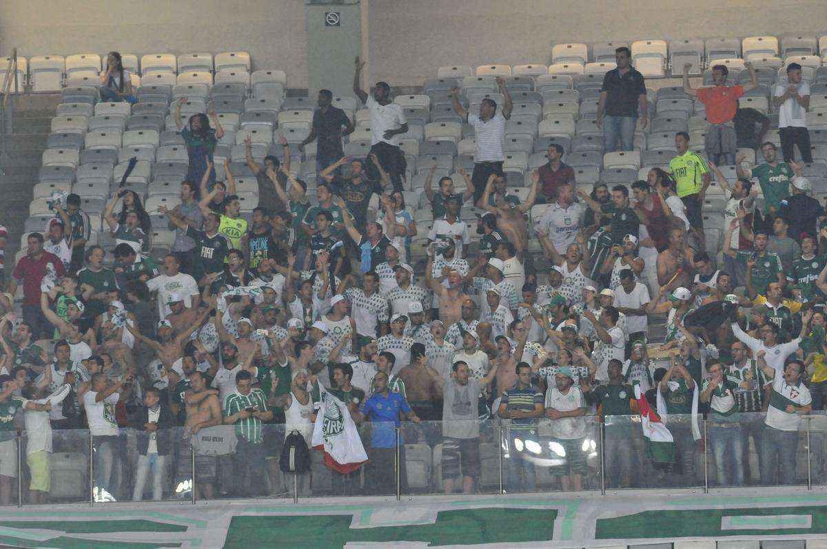 Enquanto torcida se frustrou com desempenho da equipe, policias tentaram conter possveis transtornos
