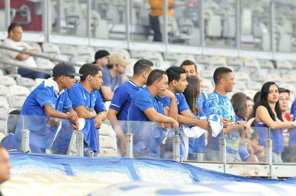 Enquanto torcida se frustrou com desempenho da equipe, policias tentaram conter possveis transtornos